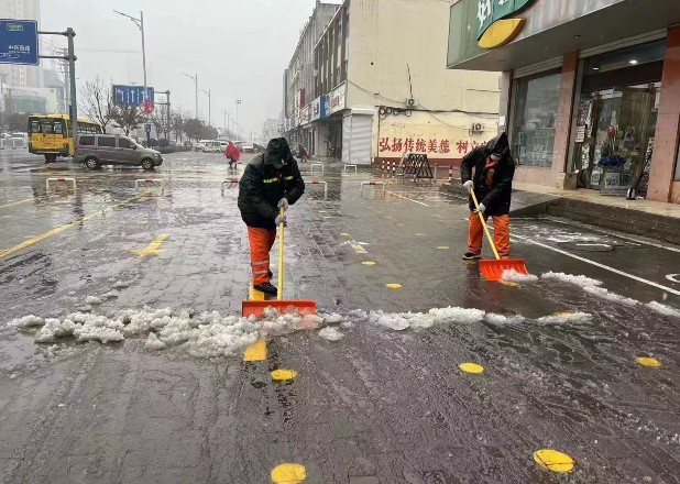 环卫中心工作人员正在清理路面积雪