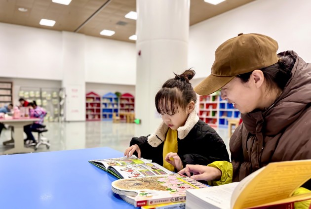 定州冬日书香浓 图书馆里读书“热”