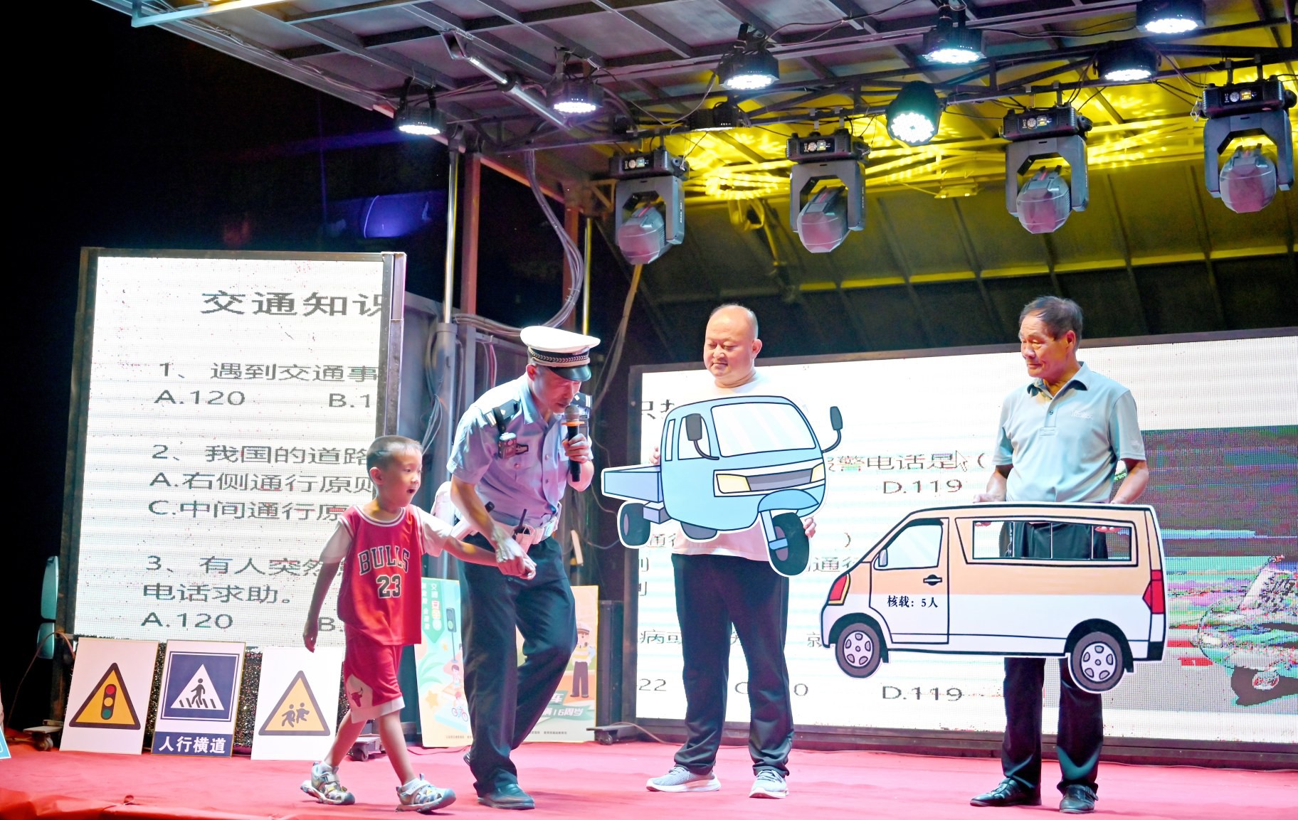 交通安全大篷车“美丽乡村行”巡回宣传活动启动