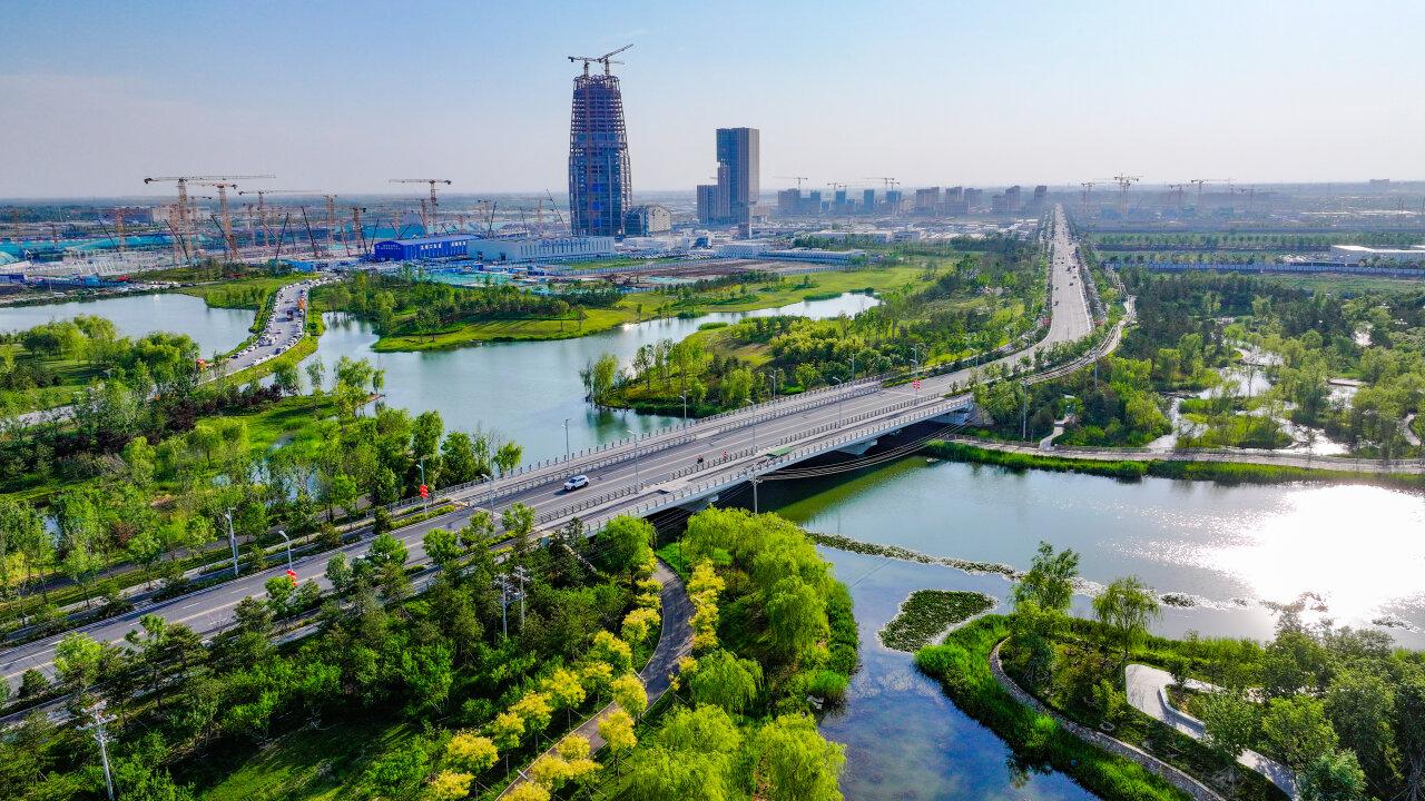 图为6月16日，雄安新区启动区建设正酣。河北日报记者 耿辉 摄.JPG