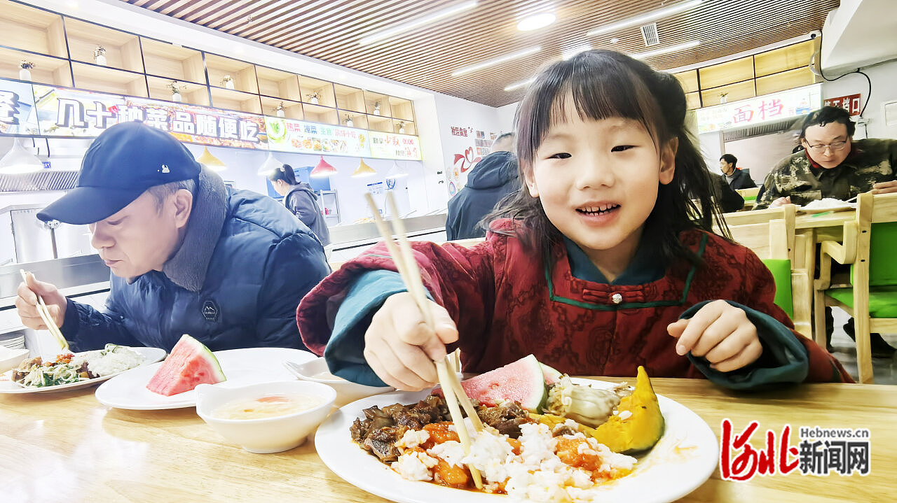 11月19日，雄安新区容东片区罗河社区食堂，家住富兴园社区的李思柔（右）跟家人一起就餐。 河北日报记者 刘光昱摄.jpg