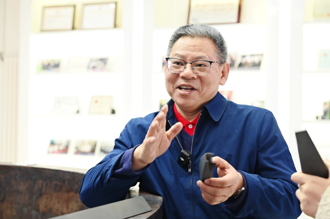 近日，王华明院士向记者展示团队成功研发生产出的激光增材制造钛合金构件，该构件已在飞机上实现装机应用。 赵荣昊摄.jpg