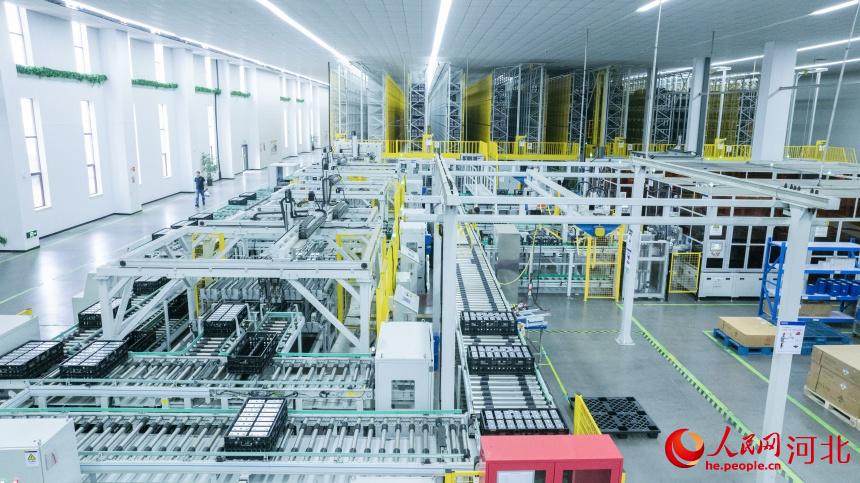 河北唐山国轩电池有限公司生产车间。人民网记者 李兆民摄