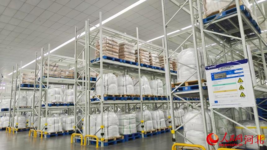 河北唐山国轩电池有限公司原材料立体库。人民网记者 杨文娟摄