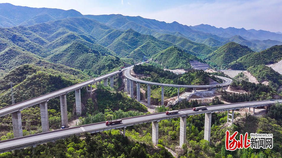 近日，车辆行驶在京蔚高速与张涿高速互通枢纽。  河北日报记者 耿辉摄.jpg