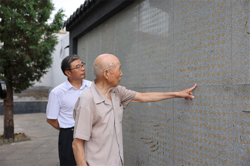 1755127270145095.jpg 图4:7月2日,李智凛和儿子李洪波重访武强老县城的英灵烈士亭.jpg