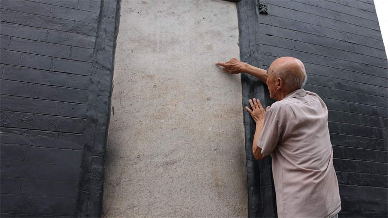 1755127317915304.jpg 图5:7月2日,李智凛回忆退休后拓印英灵烈士亭碑文的场景.jpg