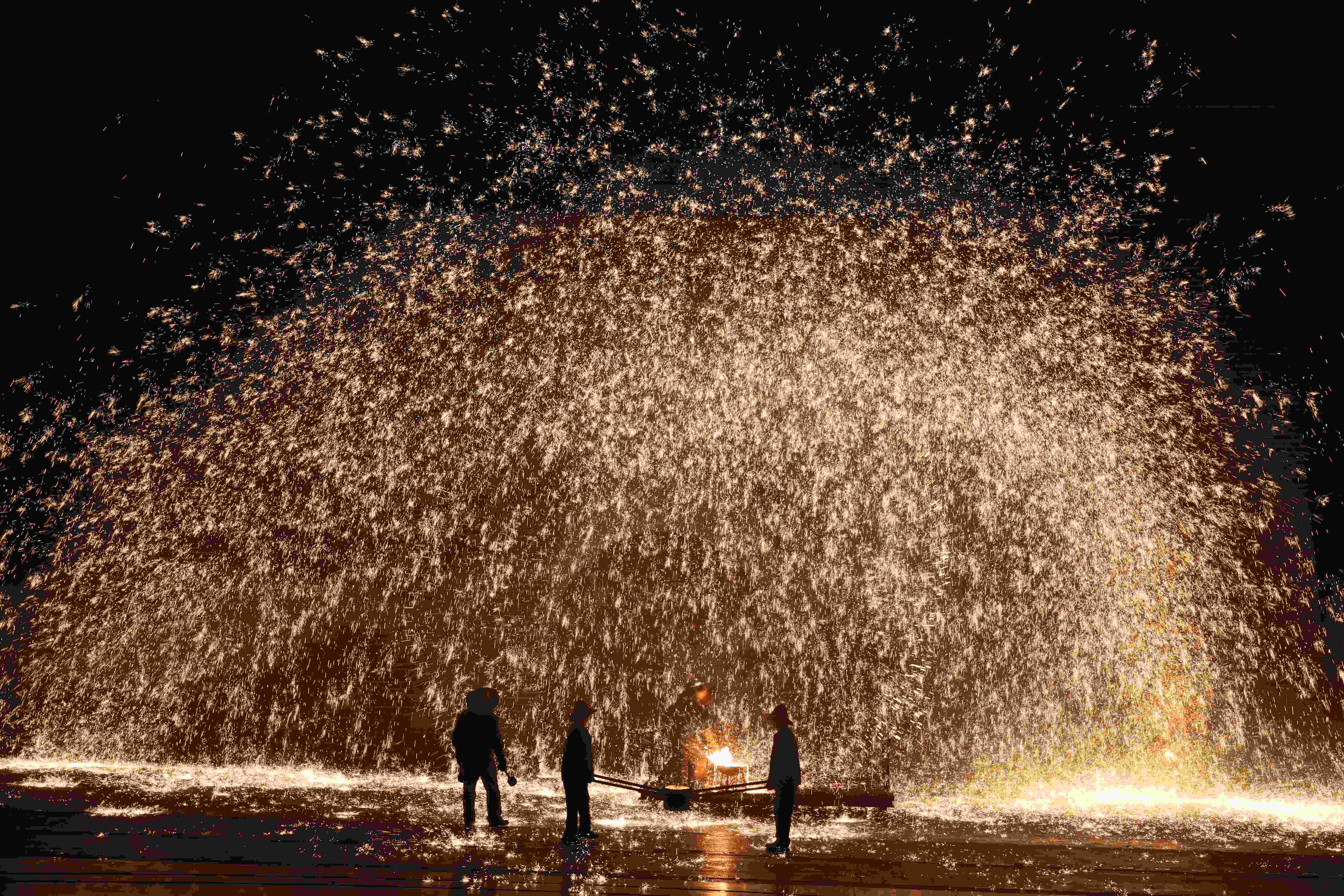 蔚县暖泉古镇《火树金花》实景演艺。李安摄