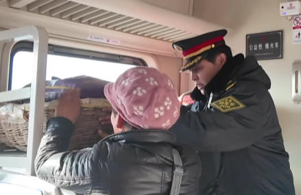 “箩筐队”和他们的慢火车