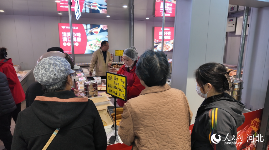 同福爆品店(每乐鲜店)周边居民排队购买现做油条、酸奶麻花。人民网记者朱延生摄
