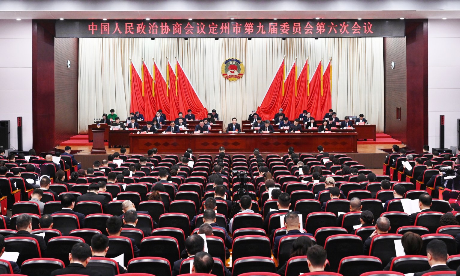 市政协九届六次会议开幕