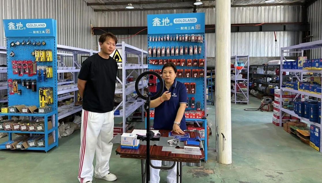 “十五五”开好局起好步｜【工业品直播进行时】直播间里看生产，线上揽下超千万订单